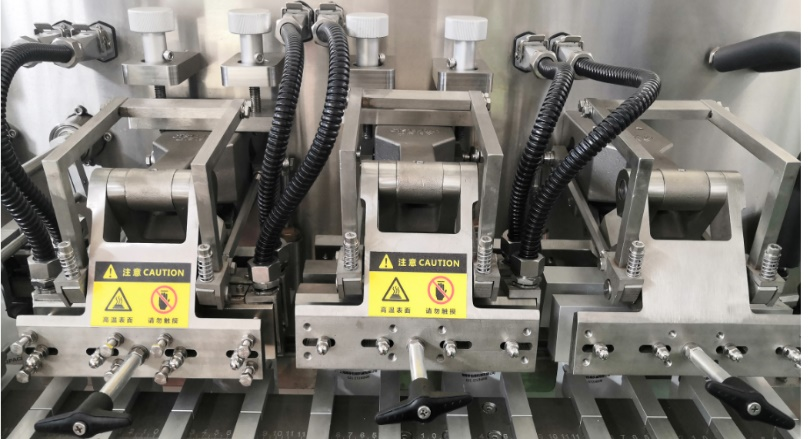 Stasiun penyegelan panas ganda, pendinginan dan penyegelan satu kali, membuat bentuk tas lebih sempurna.