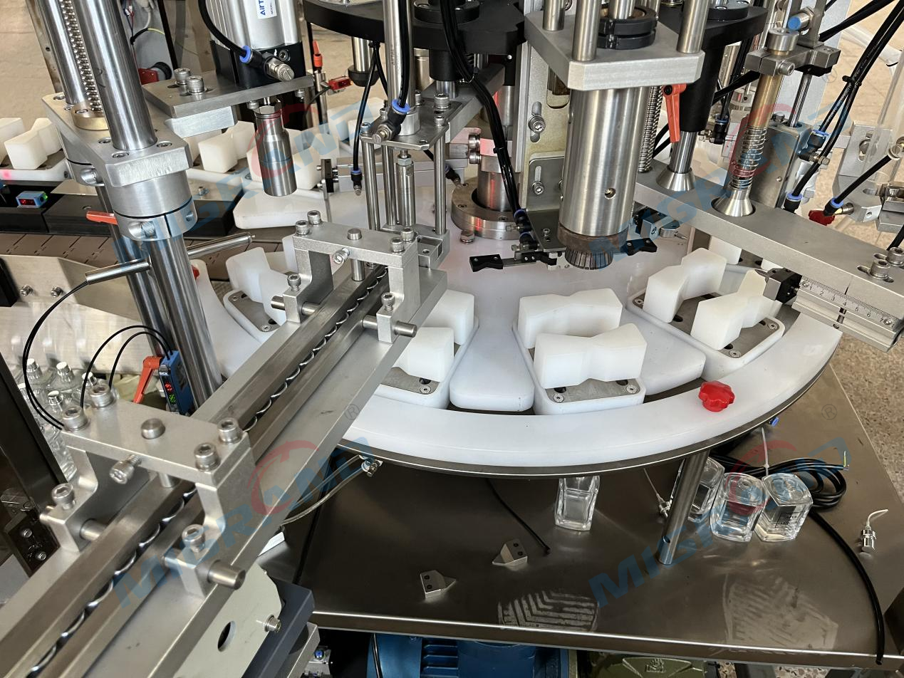 Tutupi stasiun penguncian mesin pengisian parfum