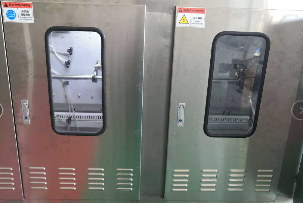 Pintu lemari yang terlihat