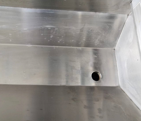 Tangki penampung air berbentuk U digunakan, sehingga memudahkan untuk membersihkan peralatan setiap hari, dan air limbah langsung dibuang ke sistem drainase.采用U型集水槽，便于每天设备打扫清洁，废水直流排水系统